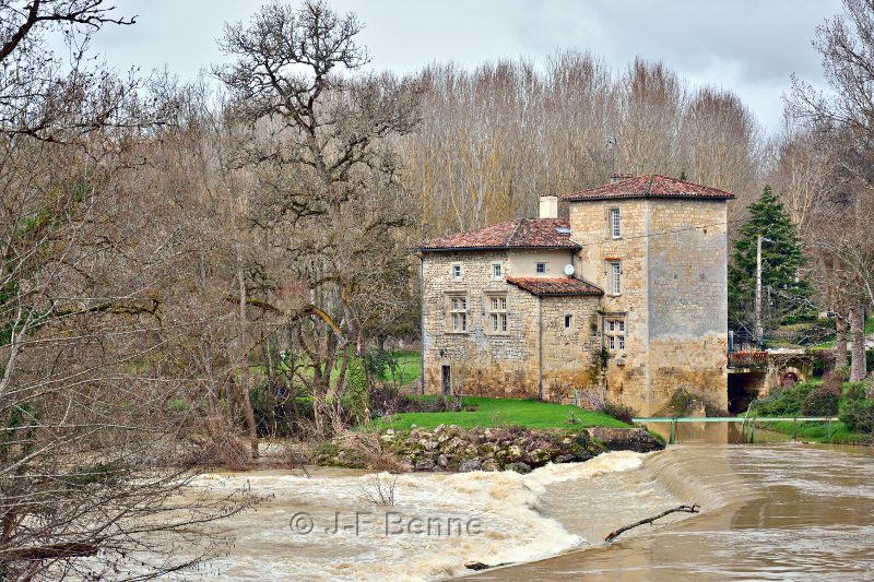 On aperçoit la Baïse et le moulin d'Autiège. Il ne fait pas très beau et la Baïse est boueuse.