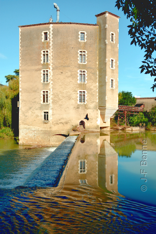 Un jour de très beau temps en septembre. Le moulin principal de Condom et la chaussée. Prise de vue depuis la rive gauche de la Baïse.