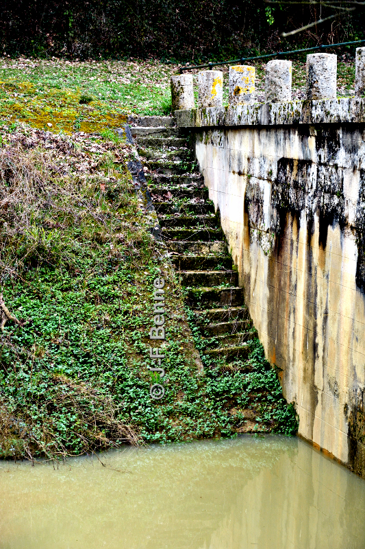 Près de l'écluse de Moncrabeau, des escaliers descendent au niveau de l'eau