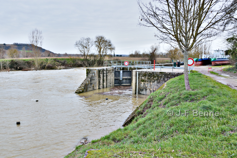 L'embouchure de la Baïse dans la Garonne un jour couvert. Les eaux sont grises. C'est une période de crue pour la Baïse comme pour la Garonne.